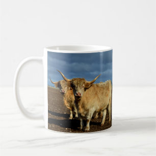 Golden Highlands: The Grace of Fawn Färgad Cows Kaffemugg
