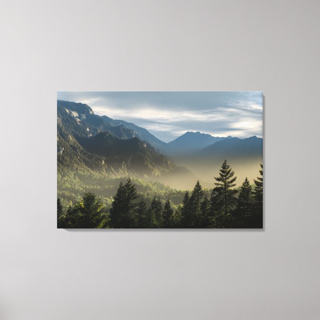 Golden Hour Misty Peaks Evergreen Forest Art Canvastryck (Framsida)