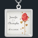 Golden Kärlek Hearts och Red Bröllop Silverpläterat Halsband<br><div class="desc">En elegant halsband för att fira era nuptialer med kärlek hjärtan i den gyllene färgaden som hänger bakom en röd ros som sedan länge har härjats. Bakgrunden är en subtil mönster av kärlek hjärtan. Texten är helt och hållet anpassade för ert eget speciella tillfälle.</div>