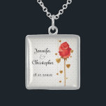 Golden Kärlek Hearts och Red Bröllop Sterling Silver Halsband<br><div class="desc">En elegant halsband för att fira era nuptialer med kärlek hjärtan i den gyllene färgaden som hänger bakom en röd ros som sedan länge har härjats. Bakgrunden är en subtil mönster av kärlek hjärtan. Texten är helt och hållet anpassade för ert eget speciella tillfälle.</div>