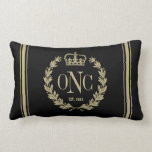 Golden Laurel Wand Monogrammed Logotyp Pillow Lumbarkudde<br><div class="desc">Klicka på Anpassa om du vill ändra bakgrunden till färg. Laurel-andedräkten och krona-logotypen. Ange initialer och år för etablering. Coolans särskilda tillfälle/födelsedag/helgdag-gåva.</div>
