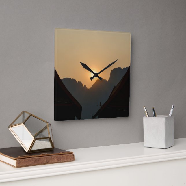 Golden light on the peaks: sunset in Vang Vieng Fyrkantig Klocka (Kontor)