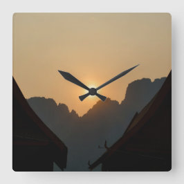 Golden light on the peaks: sunset in Vang Vieng Fyrkantig Klocka