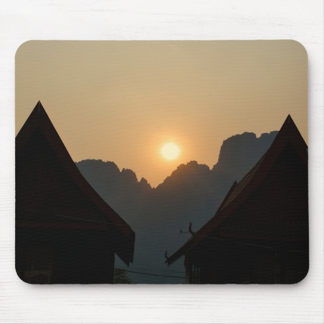 Golden light on the peaks: sunset in Vang Vieng Musmatta (Framsidan)