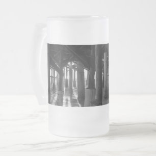 Golden Light Shines through Grayscale Frosted Glas Frostat Ölglas