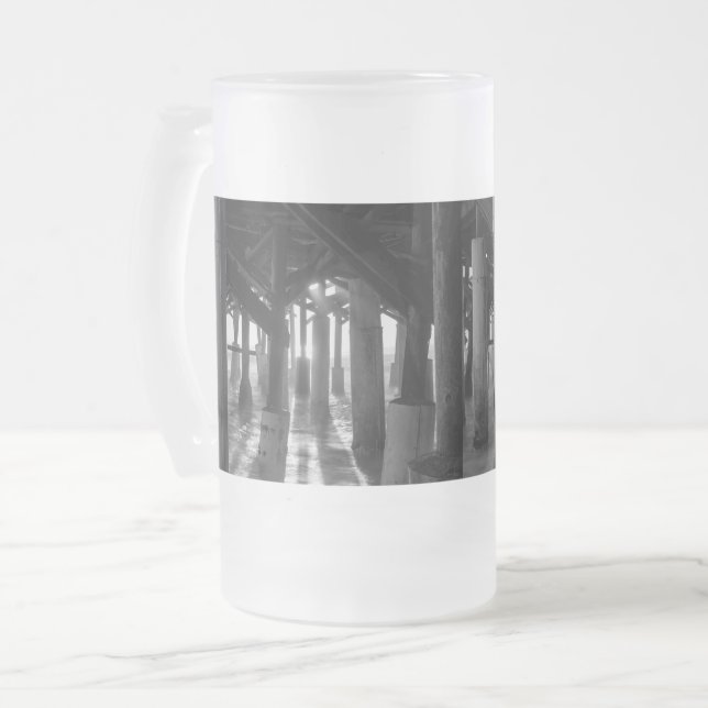 Golden Light Shines through Grayscale Frosted Glas Frostat Ölglas (Framsida vänster)