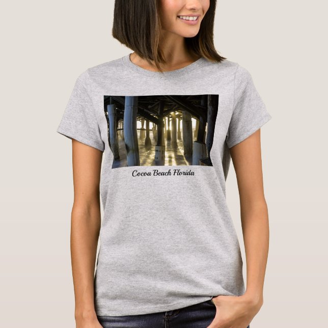 Golden Light Shines through T-Shirt (Framsida)