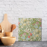 Golden Lily WildblommWilliam Morris Kakelplatta<br><div class="desc">En dekorativ keramisk bricka med blommönstret som ursprungligen var designad av den brittiske konstnären William Morris från "Arts and Crafts Period". Lejliljor med röd och blå blomma i guld.</div>