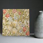 Golden Lily William Morris Arts Crafts Blommigt Kakelplatta<br><div class="desc">William Morris Lily Mönster Design. William Morris var en engelsk textildesigner, konstnär, författare och socialist med koppling till brödraskapet Pre-Raphaelite och British Arts and Crafts Movement. Han grundade ett formgivningsföretag i partnerskap med konstnären Edward Burne-Jones och poeten och konstnären Dante Gabriel Rossetti. Denna vackra bra i Art nouveau har mönster...</div>