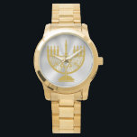Golden Menorah Armbandsur<br><div class="desc">Unisex överdimensionerade guld-armband med en bild av en gyllene menorah på gleaming silver. Se matchande fyrkantiga knappar,  fyrkantiga tecken,  stor fyrkantig nyckelkedja metall och fyrkantigt halsband. Se hela Hanukkah Wrist Watch-samlingen under kategorin ACCESSORIES i avsnittet HELGDAGAR.</div>