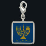 Golden Menorah Berlock<br><div class="desc">Fyrkantig sterling silver-pläterad charm med en bild av en gyllene menorah och valfri text på royal blå. Se matchande fyrkantiga knappar,  stor fyrkantig förstakedja för metall,  fyrkantigt halsband och handklocka. Se hela Hanukkah Charm-samlingen under kategorin ACCESSORIES i avsnittet HELGDAGAR.</div>
