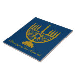 Golden Menorah Kakelplatta<br><div class="desc">Kvadratisk keramisk ruta med en bild av en gyllene menorah och valfri text på royal blå. Se matcha papper plåt och underlägg. Se hela Hanukkah Tile-samlingen under HEMMA-kategorin i avsnittet HELGDAGAR.</div>