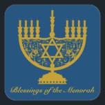 Golden Menorah Sticker Fyrkantigt Klistermärke<br><div class="desc">Kvadratisk dekal med en bild av en gyllene menorah och valfri text på royalet blå. Se matchande vinyldekal,  inbjudan,  etikett,  konfekt och papper förpackning av anpassningsbar. Se hela samlingen av Hanukkah Sticker under kategorin Cards & STICKERS i avsnittet HELGDAGAR.</div>