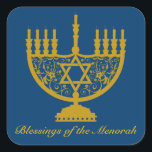 Golden Menorah Sticker Fyrkantigt Klistermärke<br><div class="desc">Kvadratisk dekal med en bild av en gyllene menorah och valfri text på royalet blå. Se matchande vinyldekal,  inbjudan,  etikett,  konfekt och papper förpackning av anpassningsbar. Se hela samlingen av Hanukkah Sticker under kategorin Cards & STICKERS i avsnittet HELGDAGAR.</div>