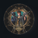 Golden Newt, Tina och Leta Art Deco Porträtt Rund Klocka<br><div class="desc">FANTASTISKA BEASTER: GRINDELWALD™ BROTT | Kolla in art nouveau porträtt med PORPENTINA GOLDSTEIN™,  NEWT SCAMANDER™ och Leta Leodd i ett cirkulärt ram. Skaffa den här vackra grafiken på din favoritprodukt Zazzle idag!</div>