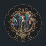 Golden Newt, Tina och Leta Art Deco Porträtt Rund Klocka<br><div class="desc">FANTASTISKA BEASTER: GRINDELWALD™ BROTT | Kolla in art nouveau porträtt med PORPENTINA GOLDSTEIN™,  NEWT SCAMANDER™ och Leta Leodd i ett cirkulärt ram. Skaffa den här vackra grafiken på din favoritprodukt Zazzle idag!</div>