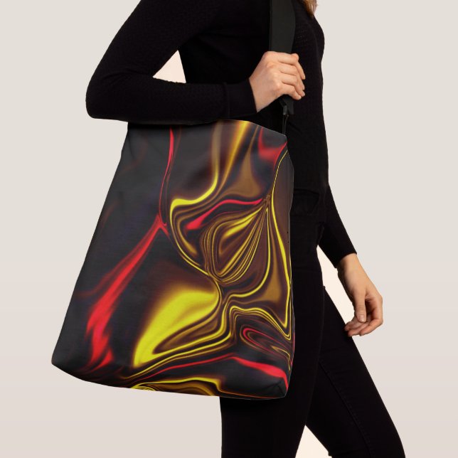 Golden- och rödböjda linjer med mörk axelväska (Närbild)
