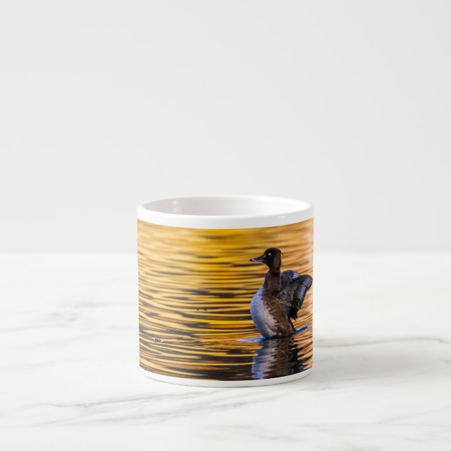 Golden öga på ett gyllene sjö espressomugg (Framsidan)