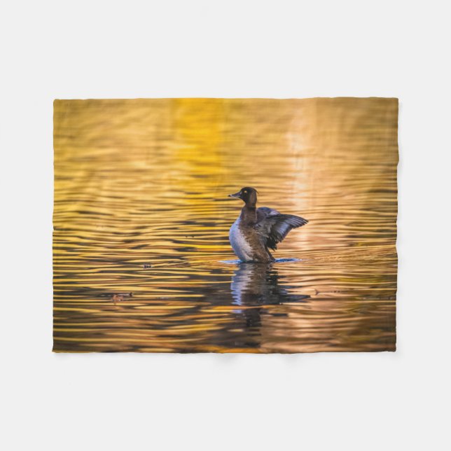 Golden öga på ett gyllene sjö fleecefilt (Framsidan (Horisontell))