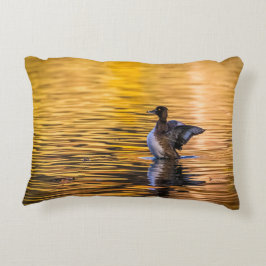 Golden öga på ett gyllene sjö prydnadskudde