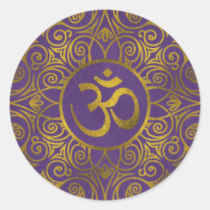 Golden OM-symbol med på pastelllila Runt Klistermärke