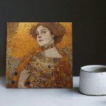 Golden Phase Gustav Klimt Mosaic Edwardian Woman C Kakelplatta<br><div class="desc">Den här vackra keramiska plattan har en grafik som inspirerats av Gustav Klimts "gyllene fas", som skildrar en kvinna från Edwardian-eran. Under denna period fascinerades Klimt av bysantinska mosaiker och utvecklade sin mosaikteknik med hjälp av guld löv och vibrant färg. Denna teckning betalar ett erkännande för Klimts innovativa mosaikstrategi och...</div>