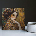 Golden Phase Gustav Klimt Mosaic Edwardian Woman C Kakelplatta<br><div class="desc">Den här vackra keramiska plattan har en grafik som inspirerats av Gustav Klimts "gyllene fas", som skildrar en kvinna från Edwardian-eran. Under denna period fascinerades Klimt av bysantinska mosaiker och utvecklade sin mosaikteknik med hjälp av guld löv och vibrant färg. Denna teckning betalar ett erkännande för Klimts innovativa mosaikstrategi och...</div>