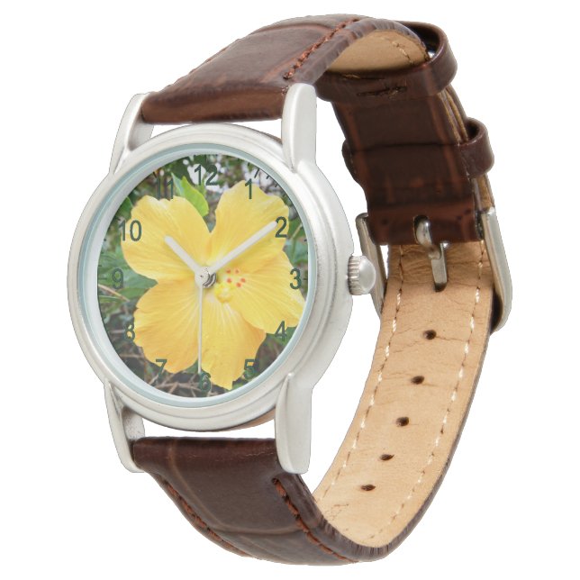 "Golden Radiance: Gult Hibiscus Flower på Träd Armbandsur (Vinklad)