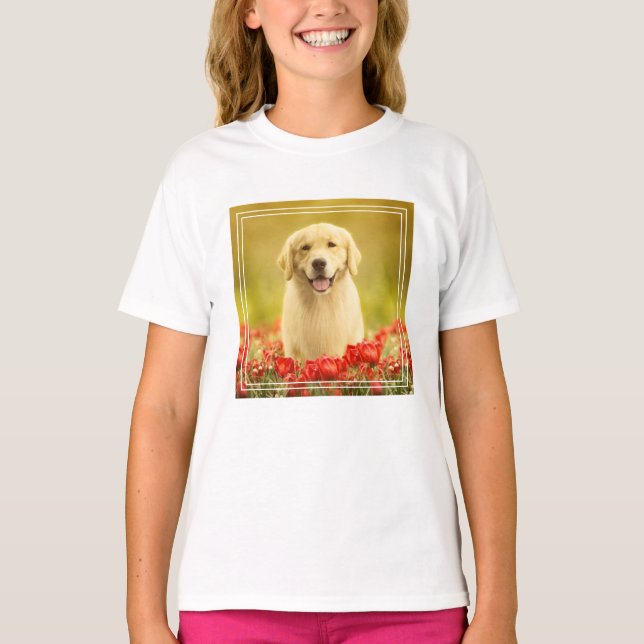 Golden Retirever i Röda blommor T Shirt (Framsida)
