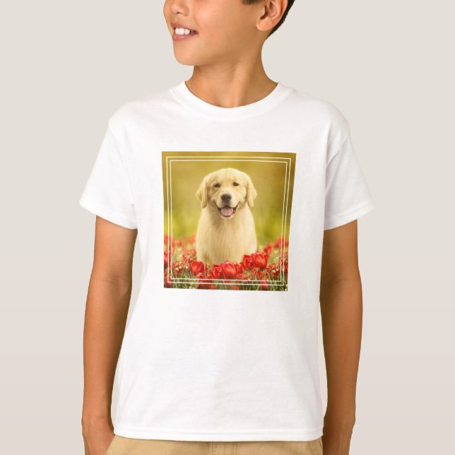 Golden Retirever i Röda blommor T Shirt (Framsida)