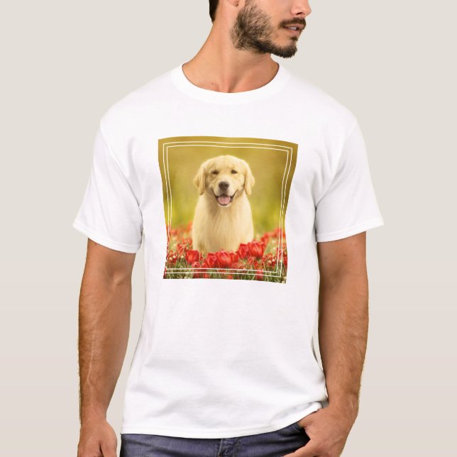 Golden Retirever i Röda blommor T Shirt (Framsida)