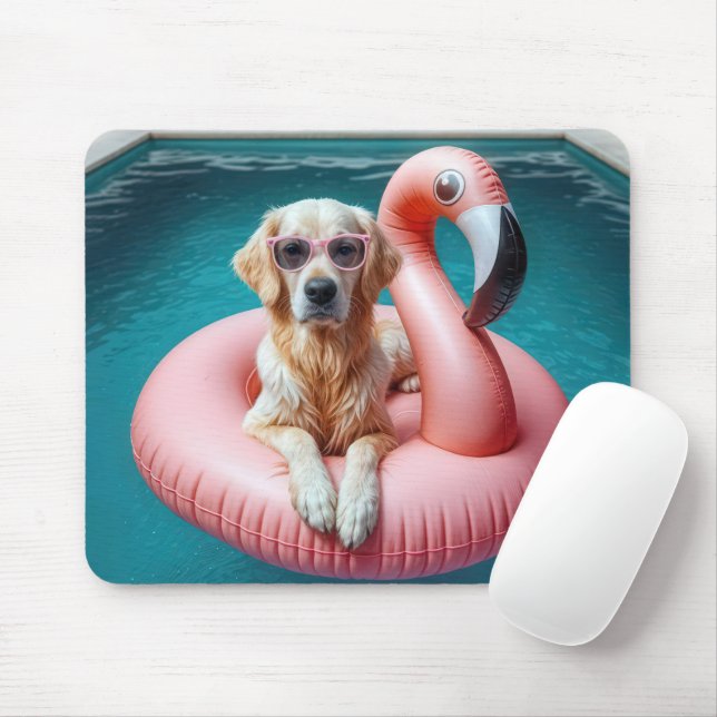 Golden Retriever Floating In a Flamingo Float Musmatta (Med mus)