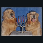 Golden Retriever Hanukkah Menorah Lighting<br><div class="desc">Den här skärbrädan har guldfärgade hämtare som bär armulkes som lyfter menorah för Hanukkah.</div>