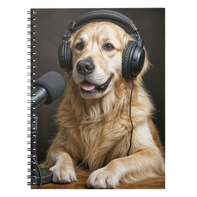 Golden Retriever Hosting a Podcast Anteckningsbok (Framsidan)