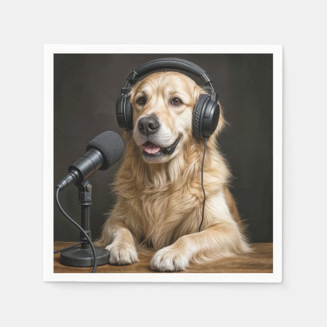 Golden Retriever Hosting a Podcast Pappersservett (Framsidan)