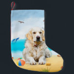 Golden Retriever Hund på Beach Liten Julstrumpa<br><div class="desc">Cute hund på stranden är en perfekt presentidé för någon som kärlek i hund aveln.</div>