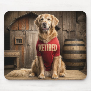 Golden Retriever med ett rött pensionerat skepp Musmatta
