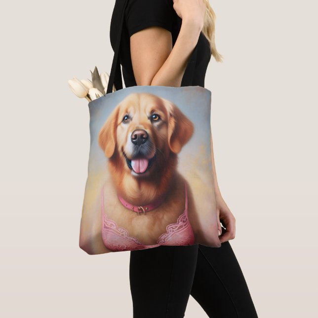 Golden Retriever med Rosa Bra Tygkasse (Närbild)