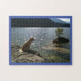 Golden Retriever nära Pond på ett sunt dagspress Pussel