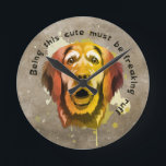 Golden Retriever pop art stil Rund Klocka<br><div class="desc">Den här Golden Retriever-popkonturklockan i stil har en pug i Fall-skuggor av grönt, gult, orange, brun med ett citat av hund: att vara så söt måste vara oskadligt. Den här roligten och den här spelklockan lägger till ett färg-popup till ditt rum. Det är perfektens accent för alla rum i huset!...</div>
