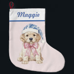 Golden Retriever Puppy i Blue Damask Santa Hat Stor Julstrumpa<br><div class="desc">Jullagret har en årtusenårig utformning som har en gyllene,  kvarhållande valp i en blå och vit Damask Santa Hat på  rosa. Du kan anpassa med namn i ett blått kursivt teckensnitt i flottan.</div>