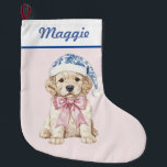 Golden Retriever Puppy i Blue Damask Santa Hat Stor Julstrumpa<br><div class="desc">Jullagret har en årtusenårig utformning som har en gyllene,  kvarhållande valp i en blå och vit Damask Santa Hat på  rosa. Du kan anpassa med namn i ett blått kursivt teckensnitt i flottan.</div>