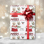 Golden Retriever Puppy i julklapp Presentpapper<br><div class="desc">Det upprepade mönster på denna söta julomslutning papper är en bild av en berömvärd Golden Retriever-valp som kliar ut från en röd och vit Helgdag presentsäck. Bakom honom ligger en sprit av grå och röda bär. En röd och svart bullfinkfågel kommer snart att landa. Stiliserad röd och svart buffelpläterad text...</div>