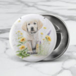 Golden Retriever Puppy och Blommigtar Monogram Nam Knapp<br><div class="desc">En färgbild av en guldfärgad kopieringsvalp bland söt blommigtar,  inklusive solblommor av klar gult. 🐶 anpassa den här snygga designen genom att lägga till en namn som du föredrar. Om så önskas kan namn fält lämnas tomt. Öka stil med "Golden Retriever Puppy and Blommigts Monogram Namn"-knappen. 🎨 💄</div>