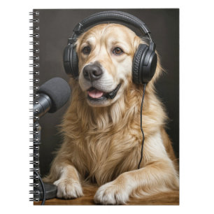 Golden Retriever som är värd för en podd Anteckningsbok