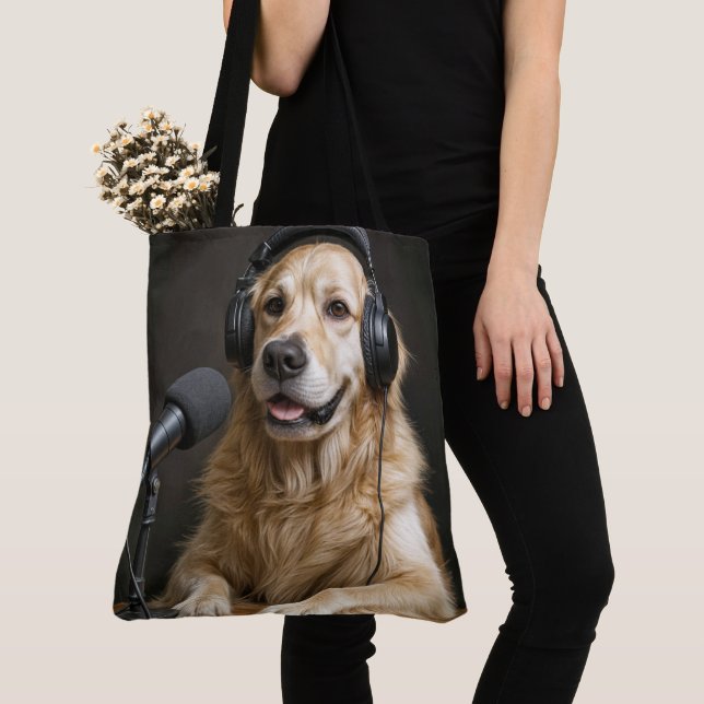 Golden Retriever som är värd för en podd Tygkasse (Närbild)