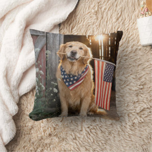 Golden Retriever som håller en amerikansk flagga Kudde