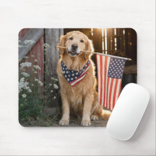 Golden Retriever som håller en amerikansk flagga Musmatta