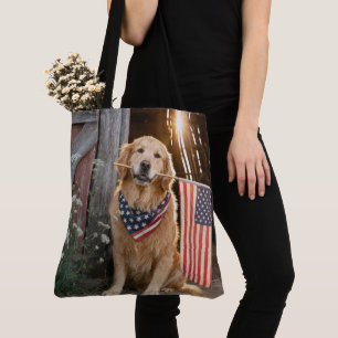Golden Retriever som håller en amerikansk flagga Tygkasse