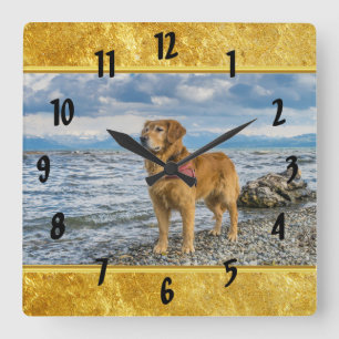 Golden Retriever som står på den blå havsbergen Fyrkantig Klocka